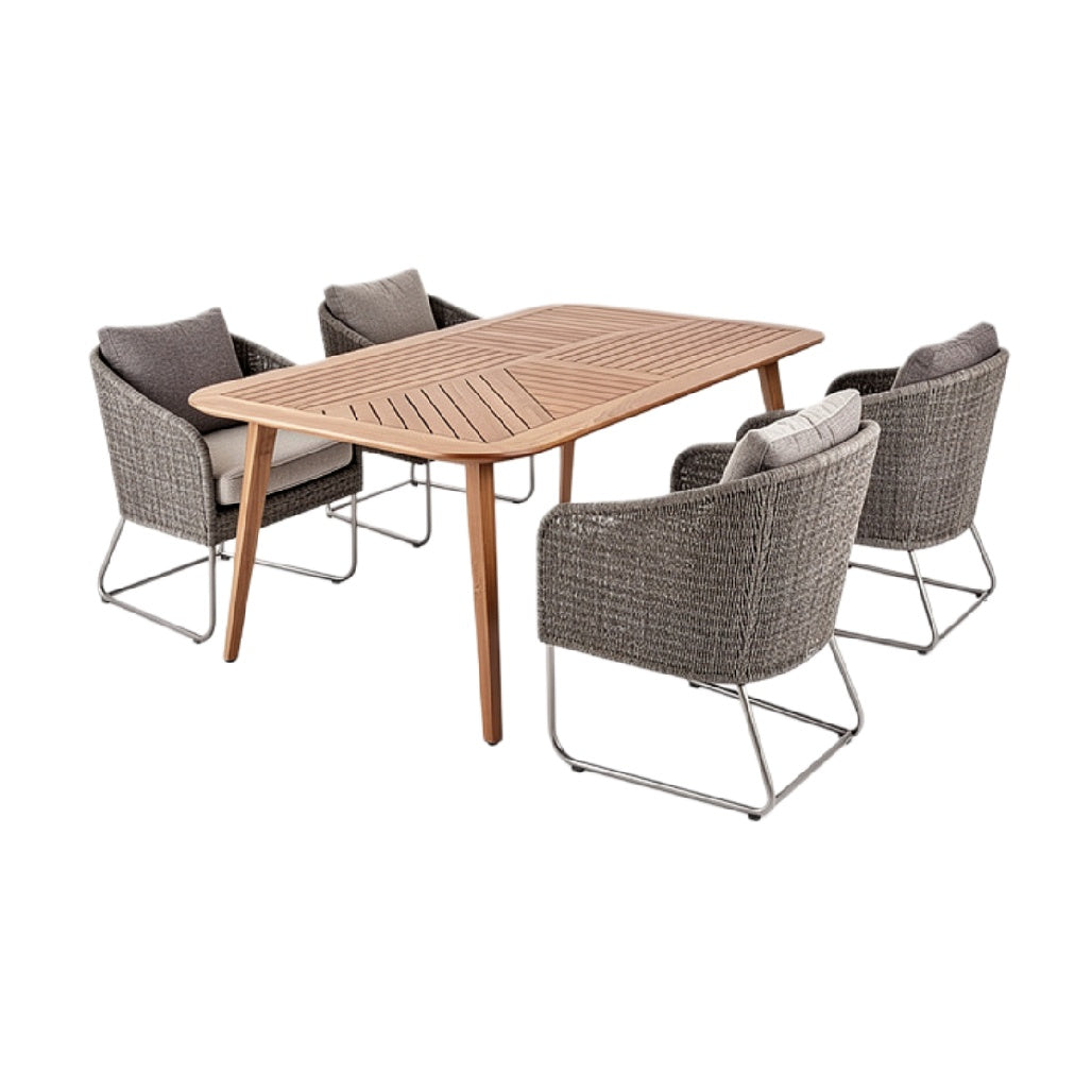 Eetset van hout met vier stoelen van wicker.
